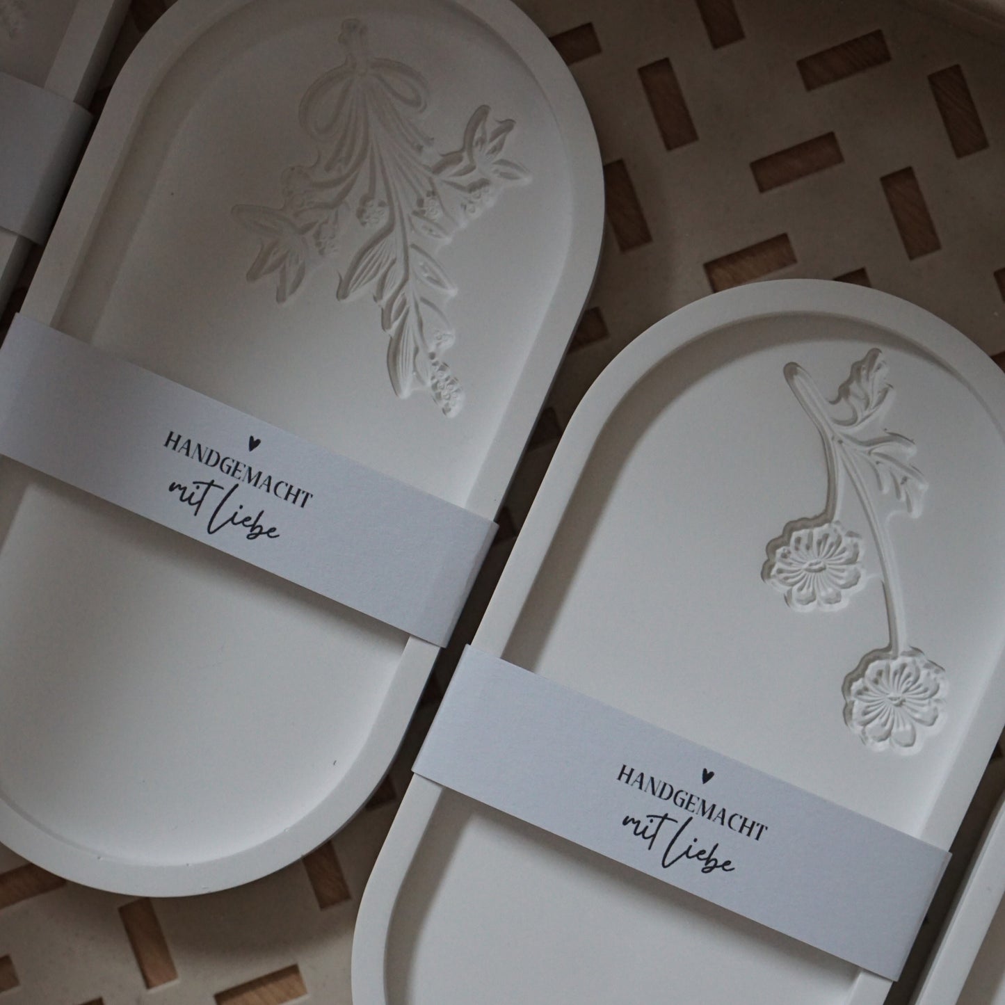 Eingestanztes Tablett mit Blumenoptik