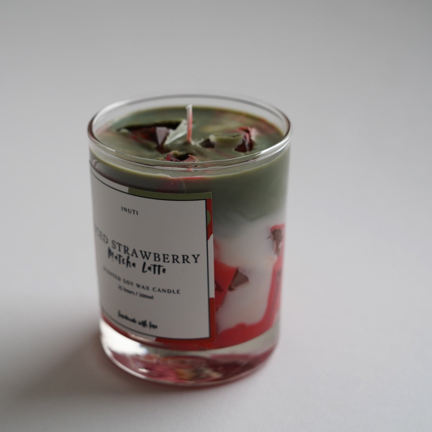 Iced Strawberry Matcha Latte Duftkerze | Getränke-Kerze mit Eiswürfeln